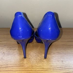 Blue patent leather pumps